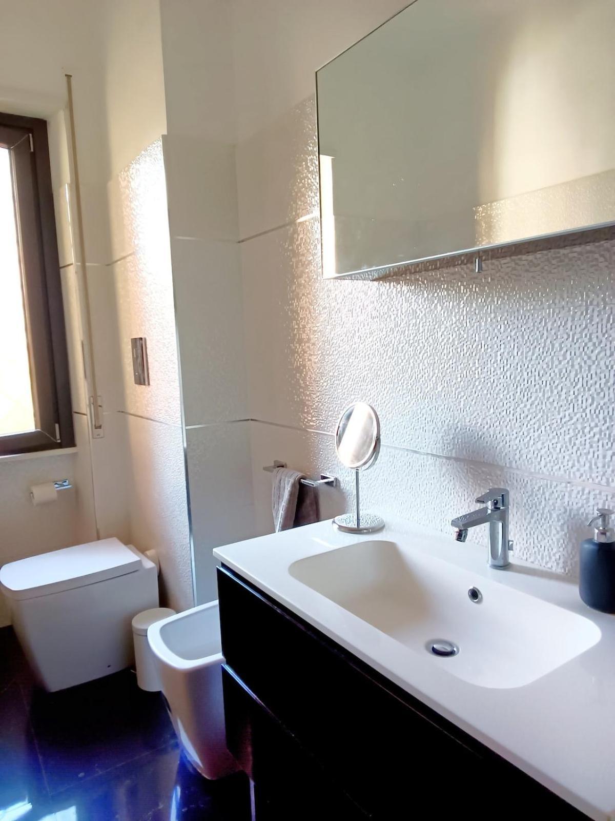 Urban Art Spacious And Modern Apartment Rom